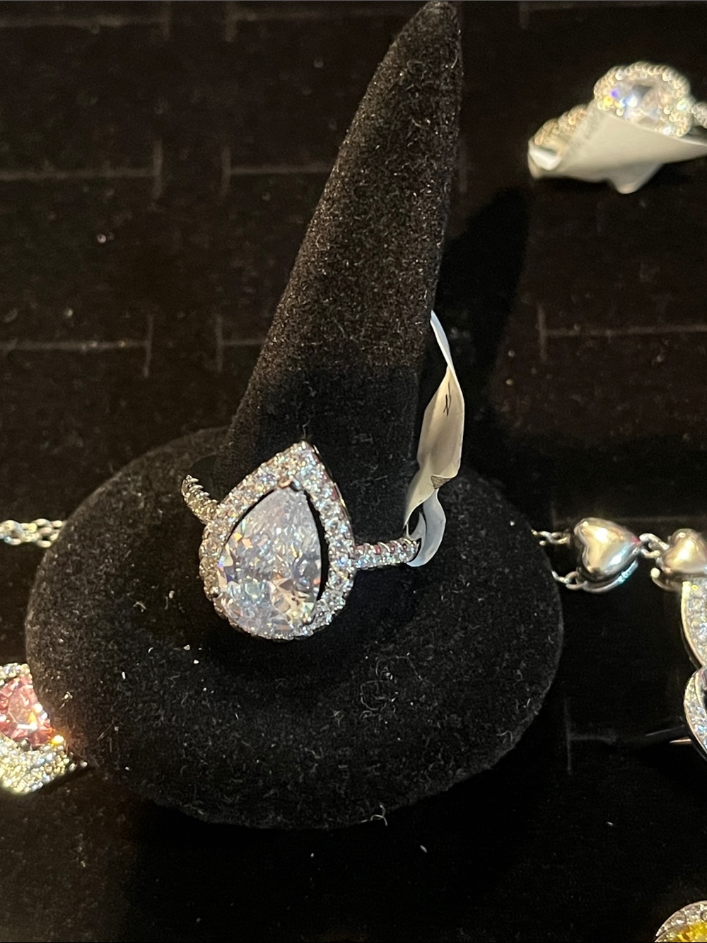 Teardrop Halo moisenitte Ring in Silver